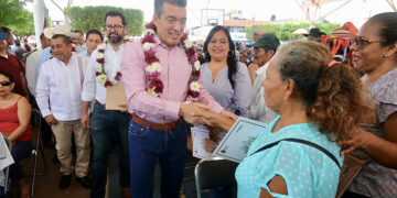 Otorgó 450 escrituras a familias de 23 municipios