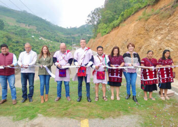 Inauguró caminos en zona indígena