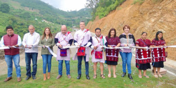 Inauguró caminos en zona indígena