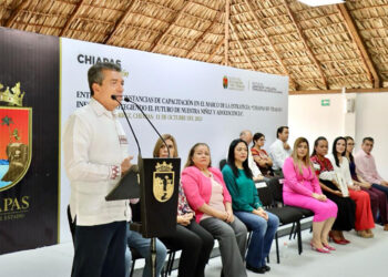 Entregó constancias de capacitación
