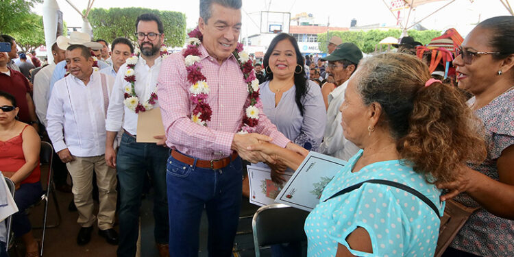 Otorgó 450 escrituras a familias de 23 municipios