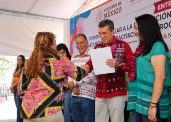 Entregó apoyos de fomento familiar