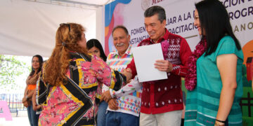 Entregó apoyos de fomento familiar