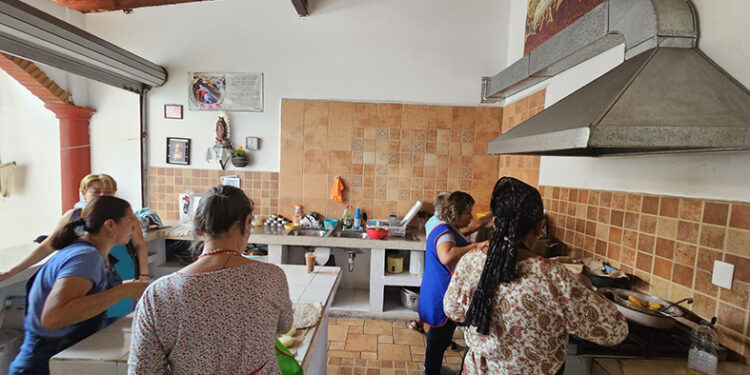 Atiende más a migrantes que a locales