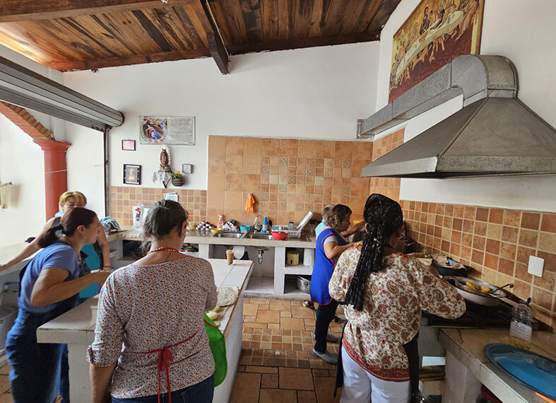 Atiende más a migrantes que a locales