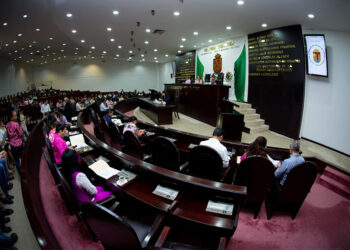 Atiende iniciativas a favor de indígenas