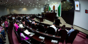 Atiende iniciativas a favor de indígenas