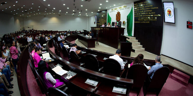 Atiende iniciativas a favor de indígenas