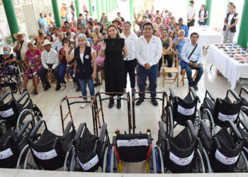 Entrega ayudas técnicas y lentes graduados