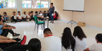 Capacitan a estudiantes en prevención de delitos