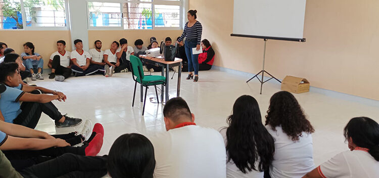 Capacitan a estudiantes en prevención de delitos