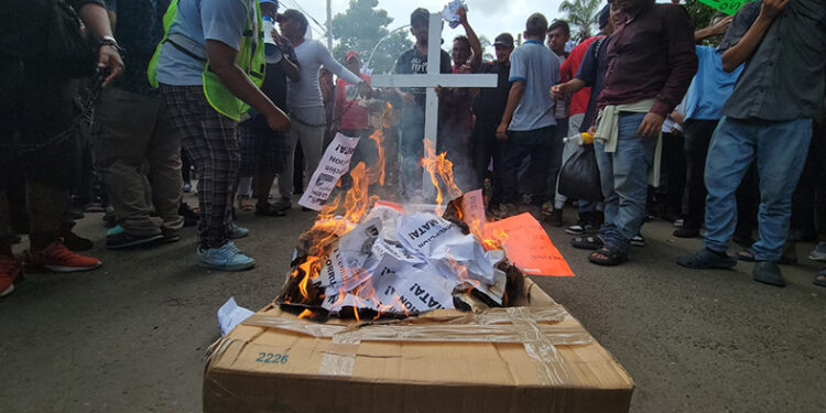 Marchan hacia el INM en búsqueda de documentos