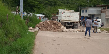 Pobladores impiden paso de oxchuqueros