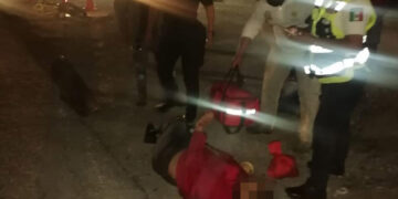 Le dio un empujón al suelo