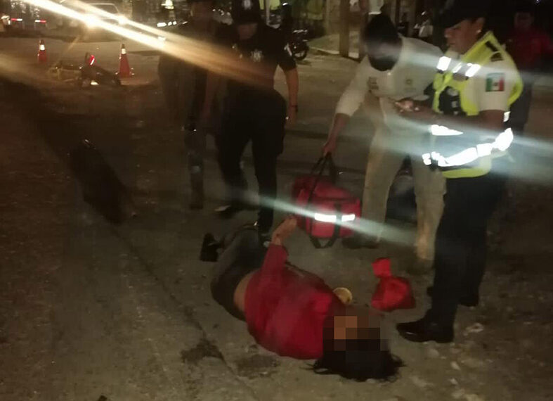 Le dio un empujón al suelo