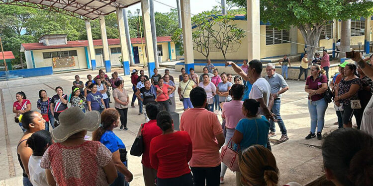 Entrega diplomas y constancias