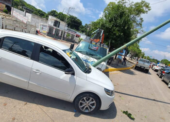 Acabó embarrada en un poste