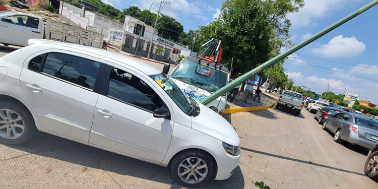Acabó embarrada en un poste