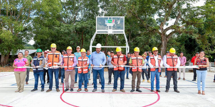 Inauguró cancha de usos múltiples