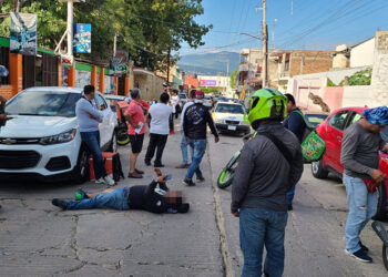Taxista y motociclista colisionan
