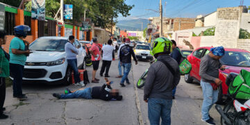 Taxista y motociclista colisionan