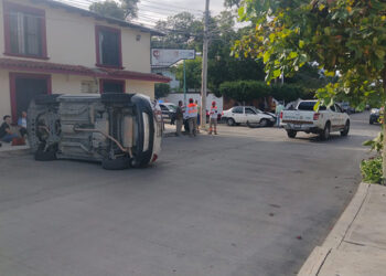 Colisión deja una camioneta volcada