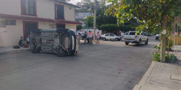 Colisión deja una camioneta volcada