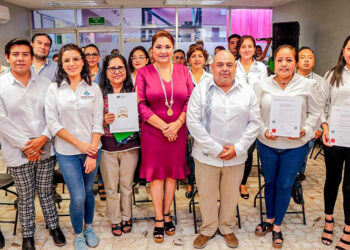 Entrega diplomas y constancias
