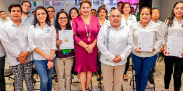 Entrega diplomas y constancias