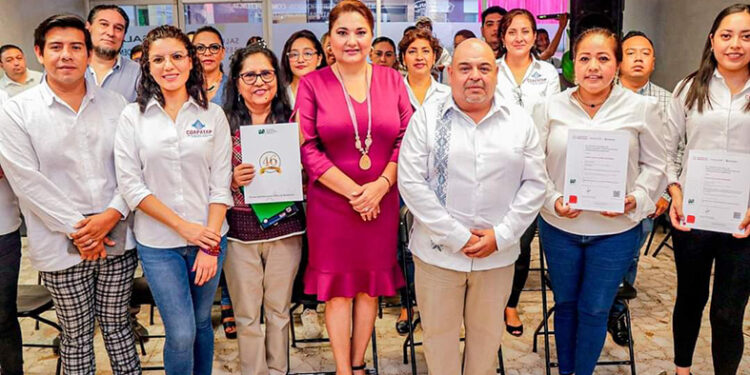 Entrega diplomas y constancias