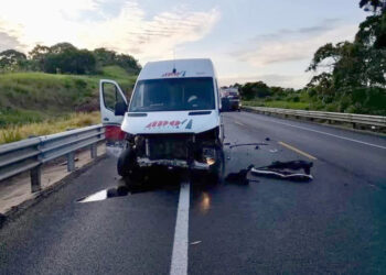 Transporte destrozado en aparatoso choque