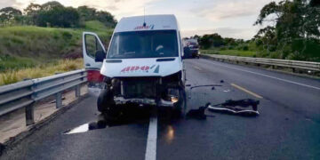 Transporte destrozado en aparatoso choque