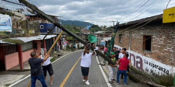 Un poste a punto de caer