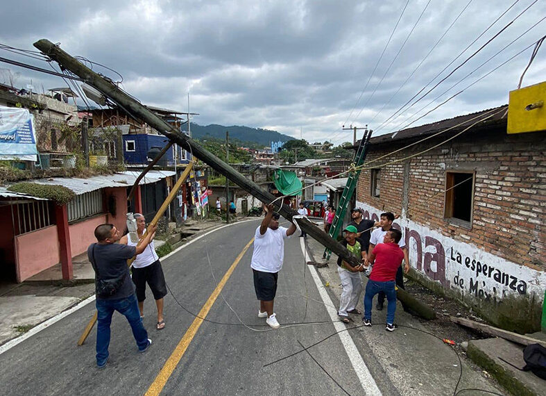 Un poste a punto de caer