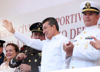 Rutilio presencia desfile de la Revolución Mexicana