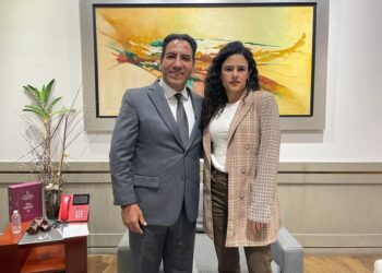 Se reúne con Luisa Alcalde