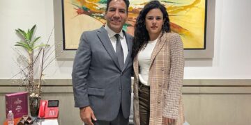 Se reúne con Luisa Alcalde