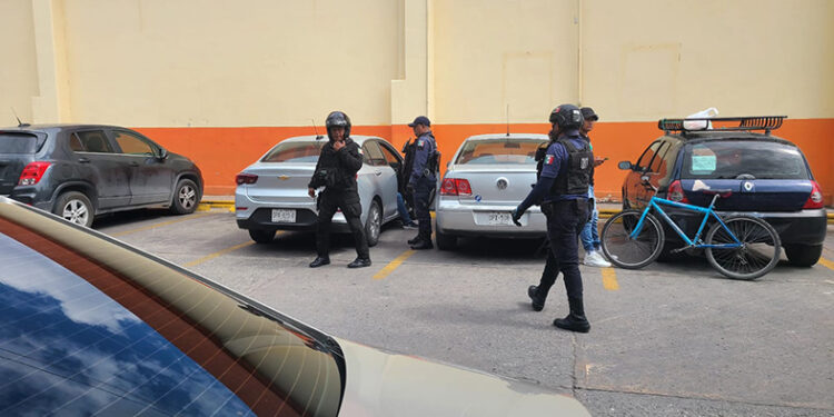 Pleito marital moviliza a policías