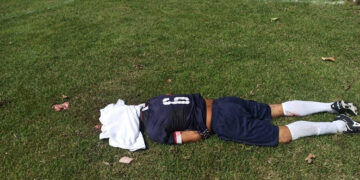 Lo cazaron jugando fútbol