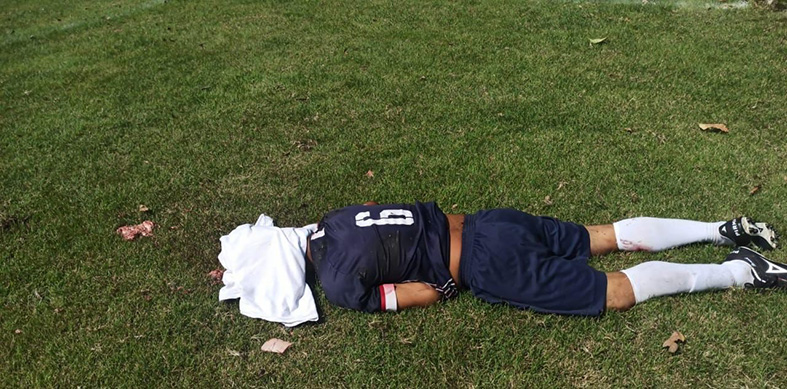 Lo cazaron jugando fútbol