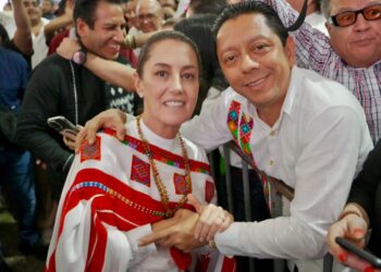 En la gira de la precandidata de Morena