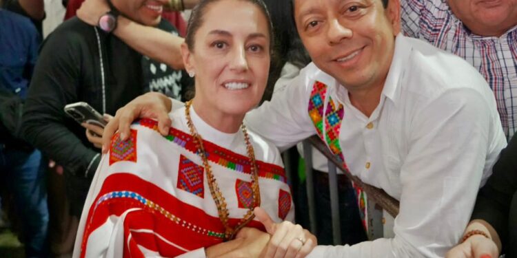 En la gira de la precandidata de Morena