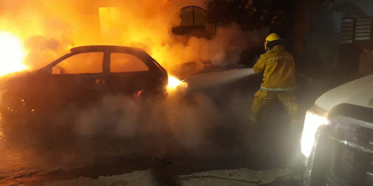 ¡SUSTOTE! Secalcinan dos vehículos