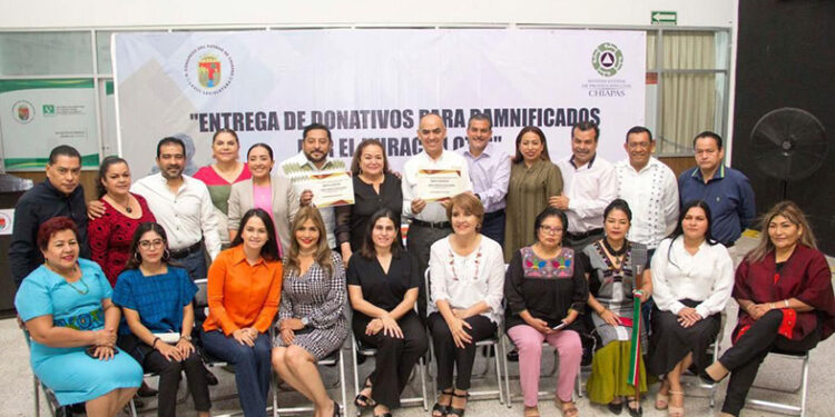 Entrega donativo para damnificados por “Otis”