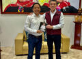 Entrega libro de su autoría