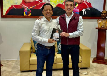 Entrega libro de su autoría