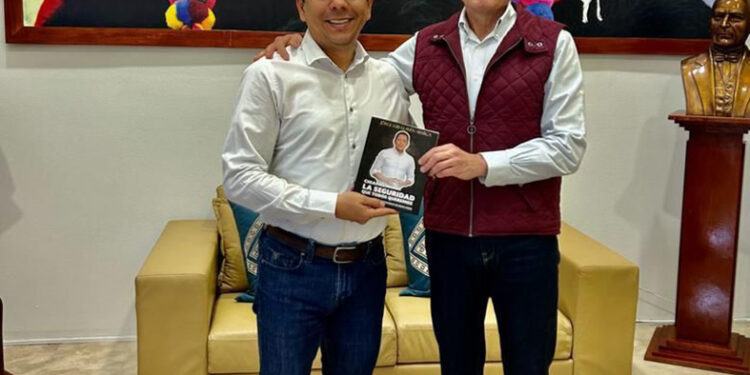 Entrega libro de su autoría