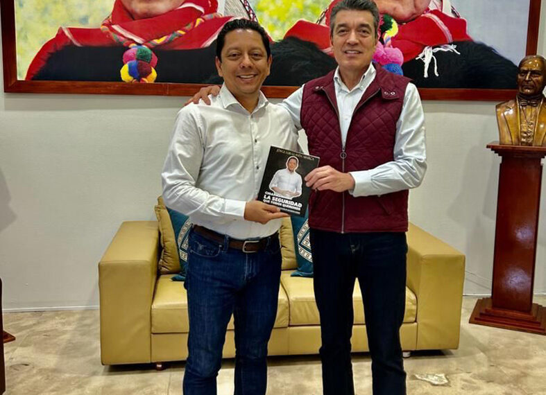 Entrega libro de su autoría