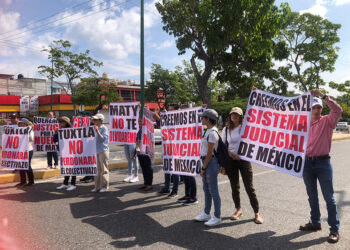 Protestan deudos