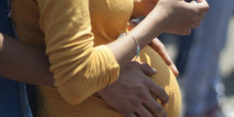 Disminuye la fecundidad en menores de edad